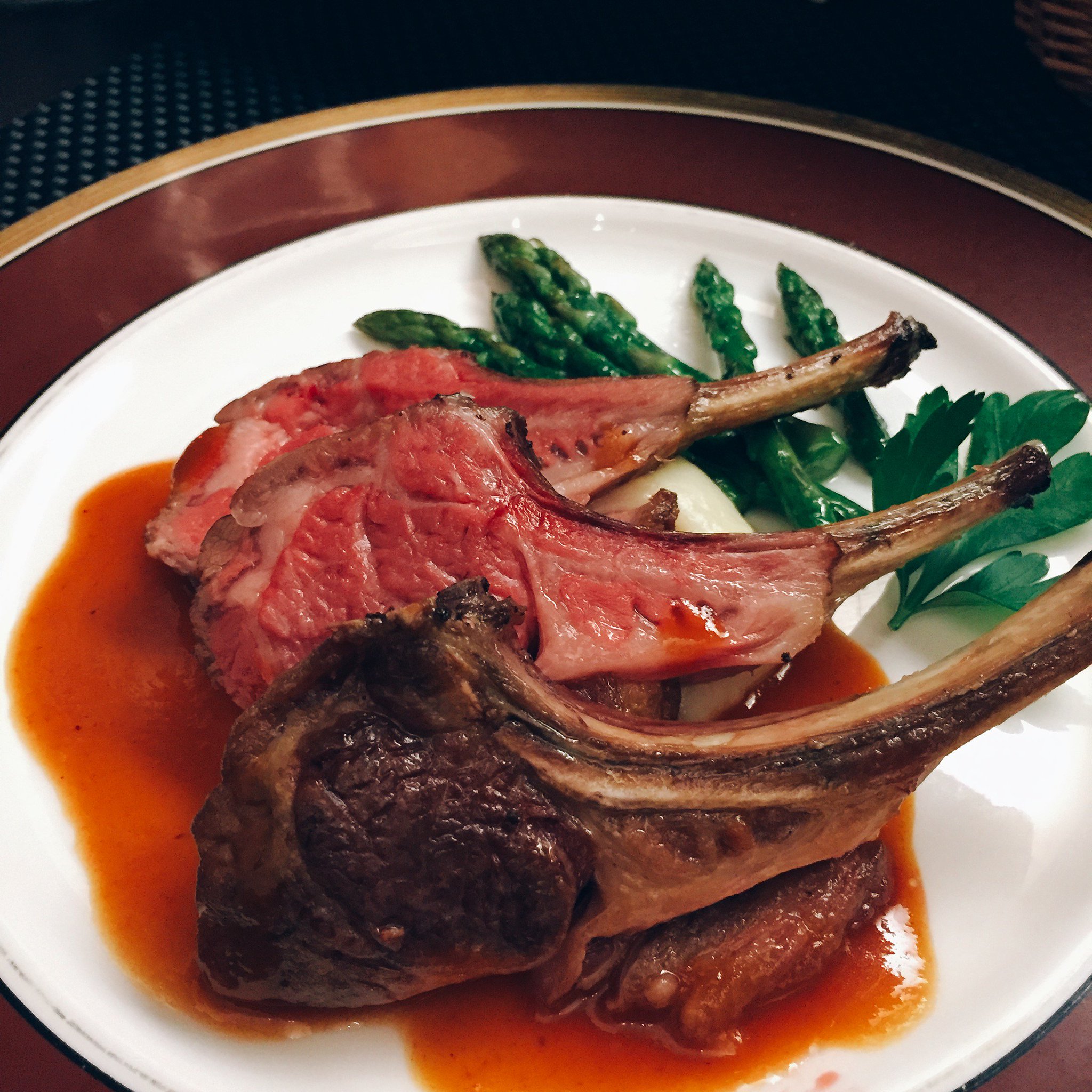 Irie H こっけ Twitter ನಲ ಲ メインディッシュは勿論 小羊背肉のリンゴソースかけ 来店時からラム肉の仄かな匂い 余熱でじっくりじっくり 味は言うまでもなく美味しい 見た目の再現が結構大変だったようで 重力に勝てない と言っていた