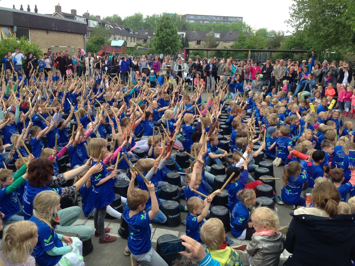 HAALgroep's tweet photo. 40 jaar @gbsderegenboog mooi feest met @devuilnismannen https://t.co/N34DM8GsJA