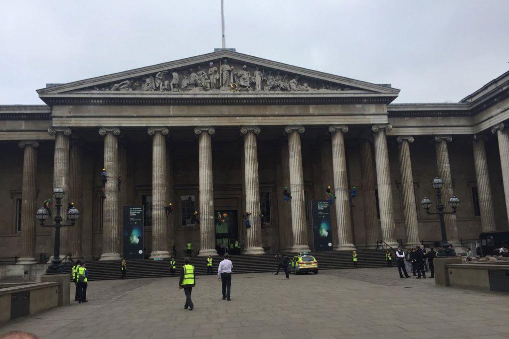 11 arrests after activists scale columns outside British Museum bit.ly/25cimli