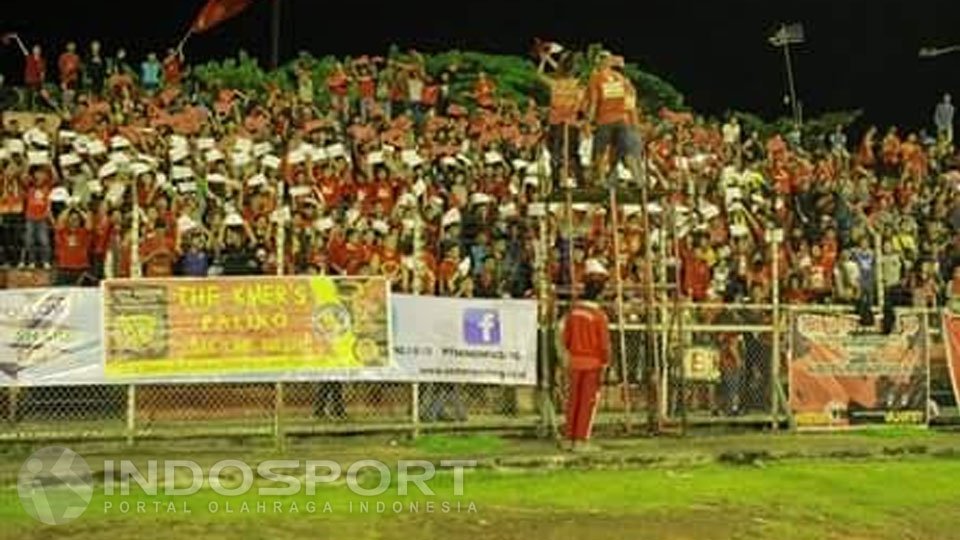 indosportdotcom's tweet photo. Bentuk solidaritas dan empati dari suporter Semen Padang kepada Fahreza - @TheKmersSPFC 
https://t.co/SlPGgnihf3 https://t.co/2iRdoPWec7