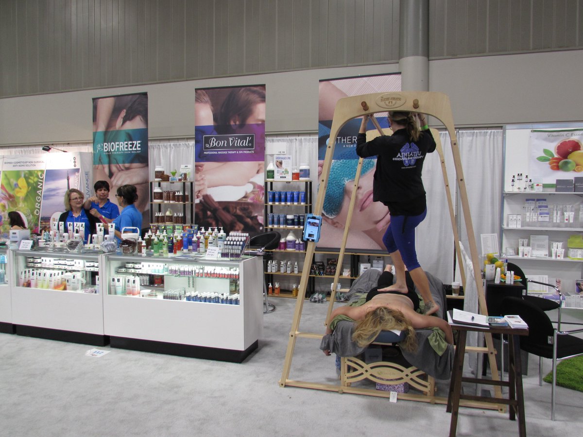 HeelingSole's tweet photo. Jeni demonstrating #ashiatsu in Dallas @ a spa convention @bonvital #dallascongress #barefootmassage @LNEONLINE https://t.co/G4GZsuvs8u