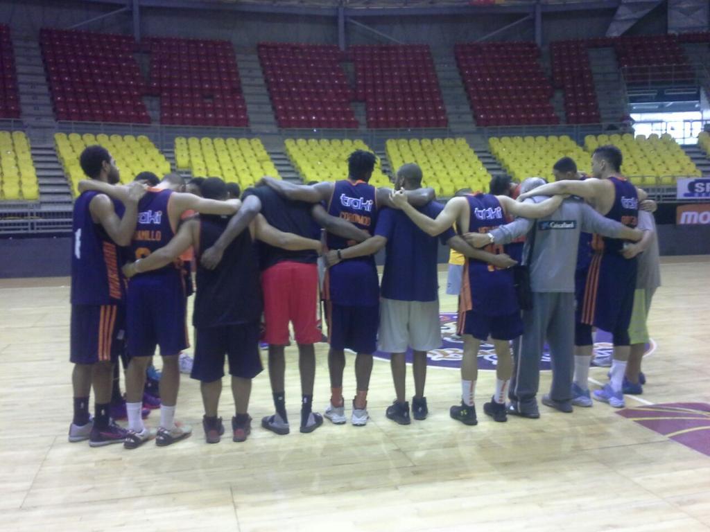 FanaticoBasket's tweet photo. Con el favor de dios, sacrificio y humildad #LaMaquinariaNaranja sacará un resultado beneficioso en Caracas https://t.co/6nZTipoYYi #LPB20…