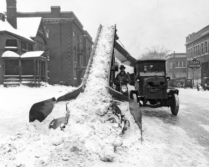KomatsuMining's tweet image. Did you know Joy used to make a snow loader? They could last decades providing solid performance #ThrowbackThursday