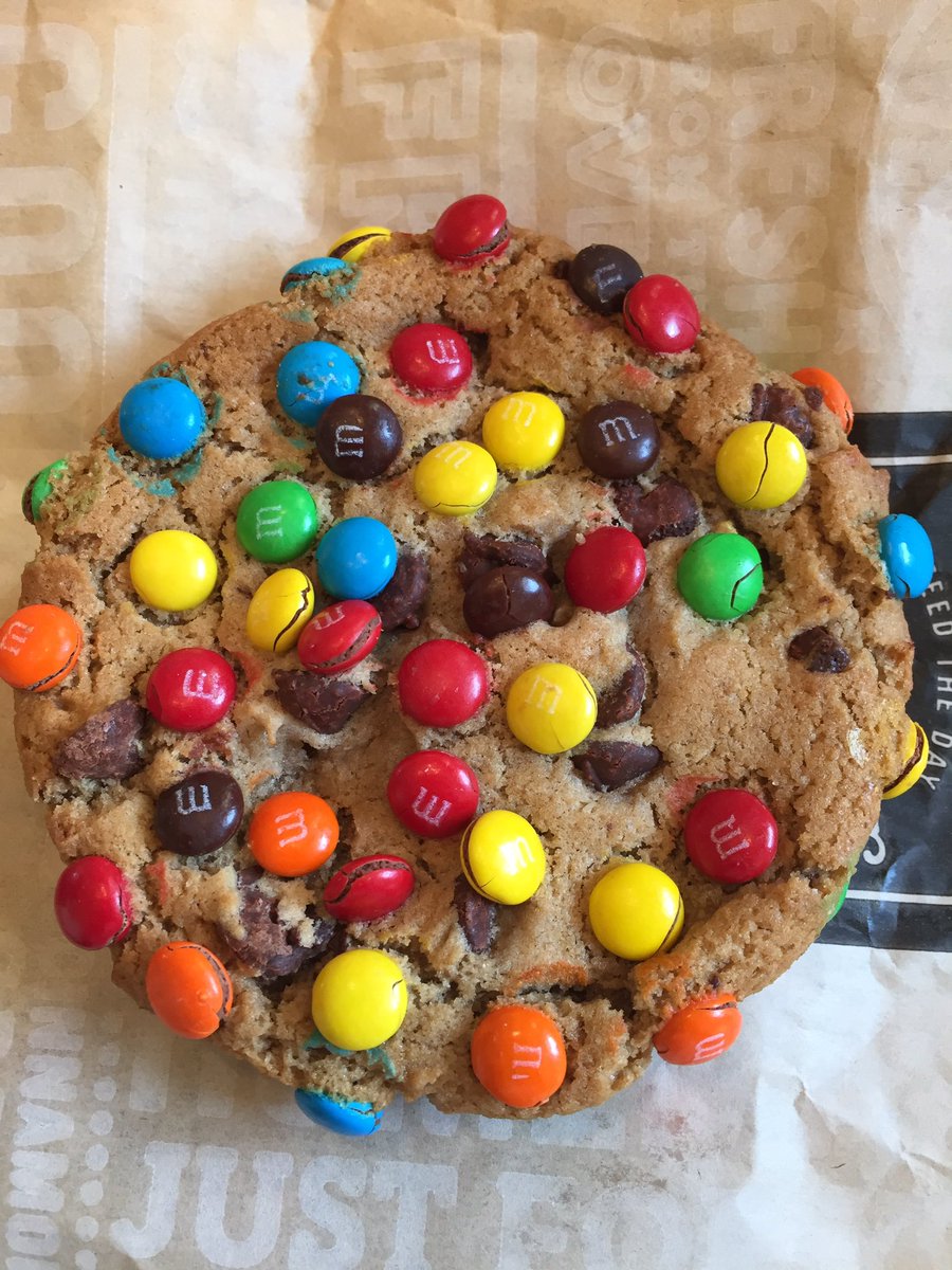 TraShanaPugh's tweet photo. ❤️ these cookies from corner bakery 😋 #cornerbakery #chocolatechipcookies #bowlinggreenky https://t.co/zj74Y3ROyl