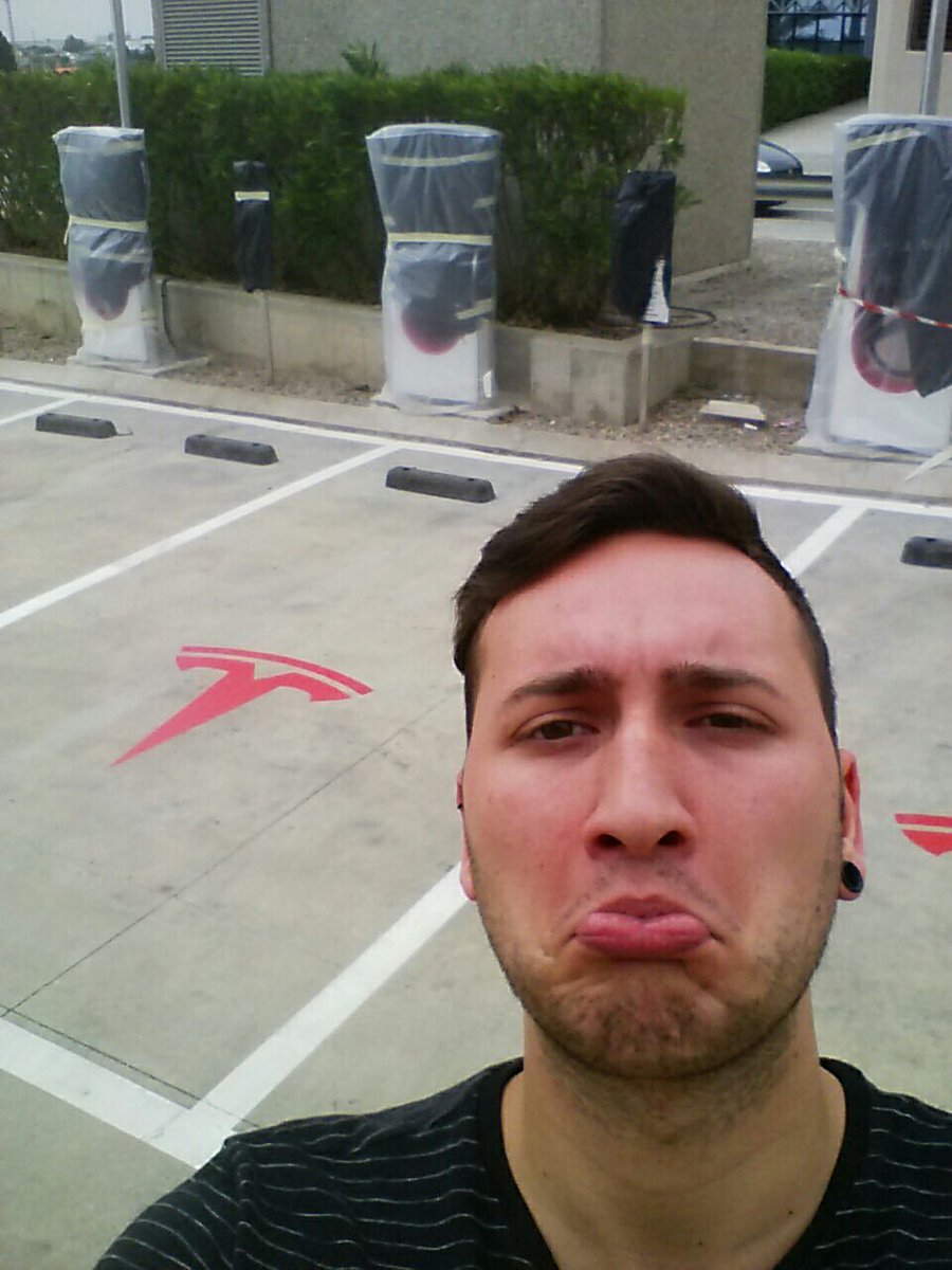 zordycor's tweet photo. #TESLAinSpain Porque estos Superchargers no pueden quedarse huérfanos en Valencia. https://t.co/Y8gRh8eIDO