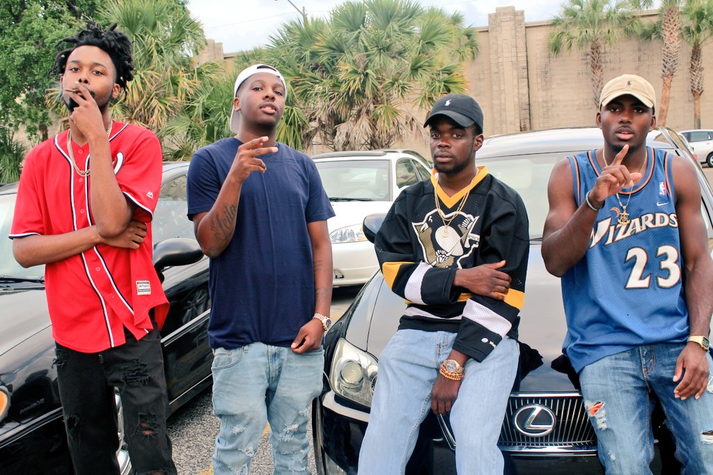 jayfloyd_'s tweet image. Just booling