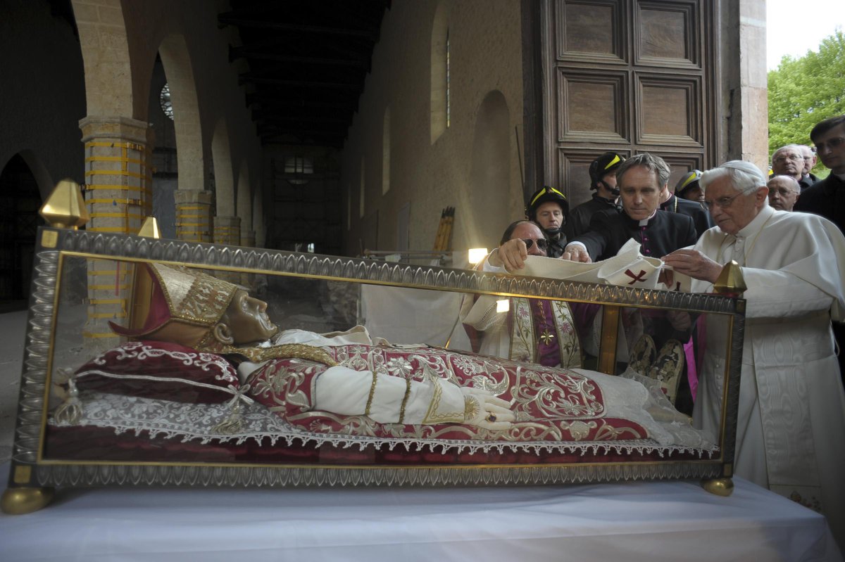 TrueHolyFace's tweet photo. Pope Benedict XVI leaves his #Palium on the Coffin of Saint Celestine V https://t.co/VjAm9wIYlZ