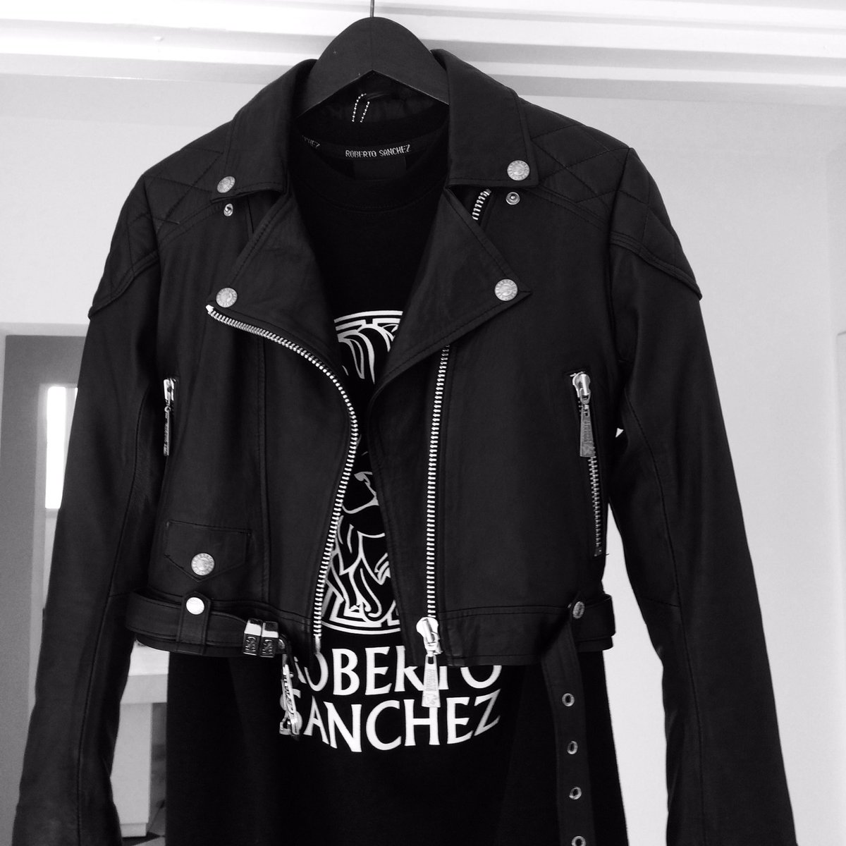 rsanchezstyle's tweet photo. 🔳 R.S. STYLE 🔳
#leatherfashion #perfectojacket #leather #picoftheday #fashion https://t.co/qPZYLhnCr2