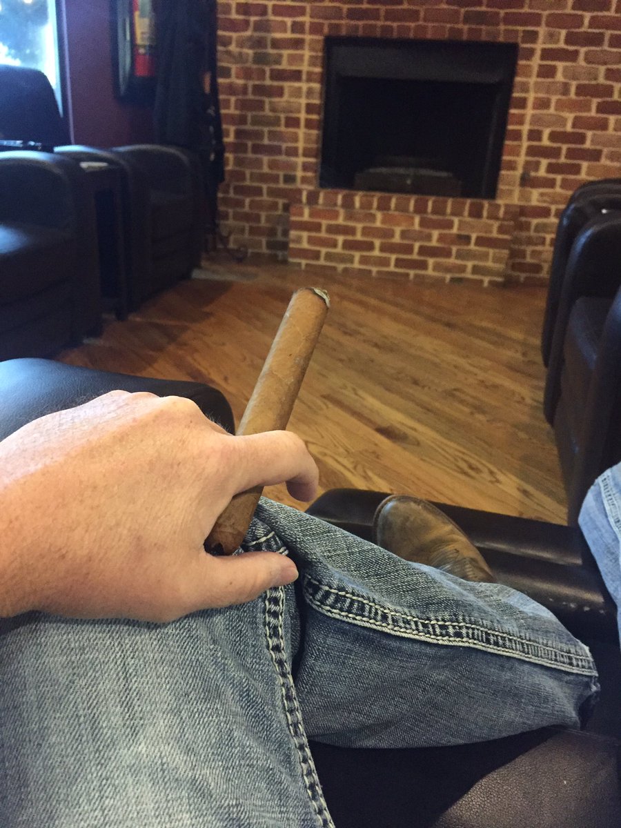 DistinctiveAsh's tweet image. @DistinctiveAsh first cigar of the day @GuayacanCigars @Renegade_Cigars - great stick!