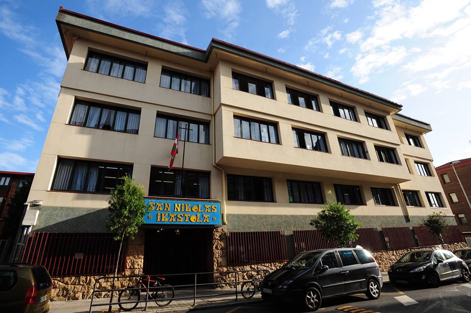 Algortako <a href="/sanikolasikasto/">San Nikolas Ikastola</a>, Donostiako #Zubiri-Manteo eta <a href="/Leartik/">LEA ARTIBAI IKASTETXEA</a>-en eskaintza #Aizank saioan (20:00/22:30)