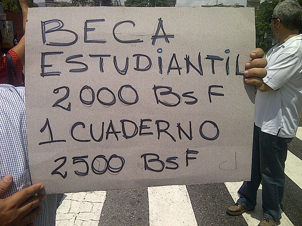 notivisionweb's tweet photo. En la Upel  de la Urbina profesores y estudiantes  protestan por mejoras salariales https://t.co/9Dx3pGehIi