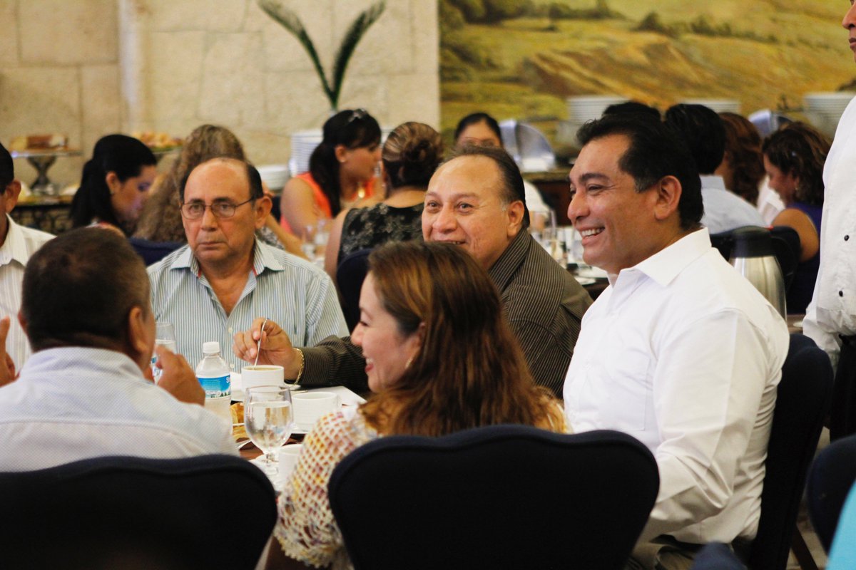 ViCaballeroD's tweet photo. Festejamos a las maestras y maestros del @CecyteYucatan que cumplen 21 años de servicio docente. #Felicidades https://t.co/roG74fRNnk