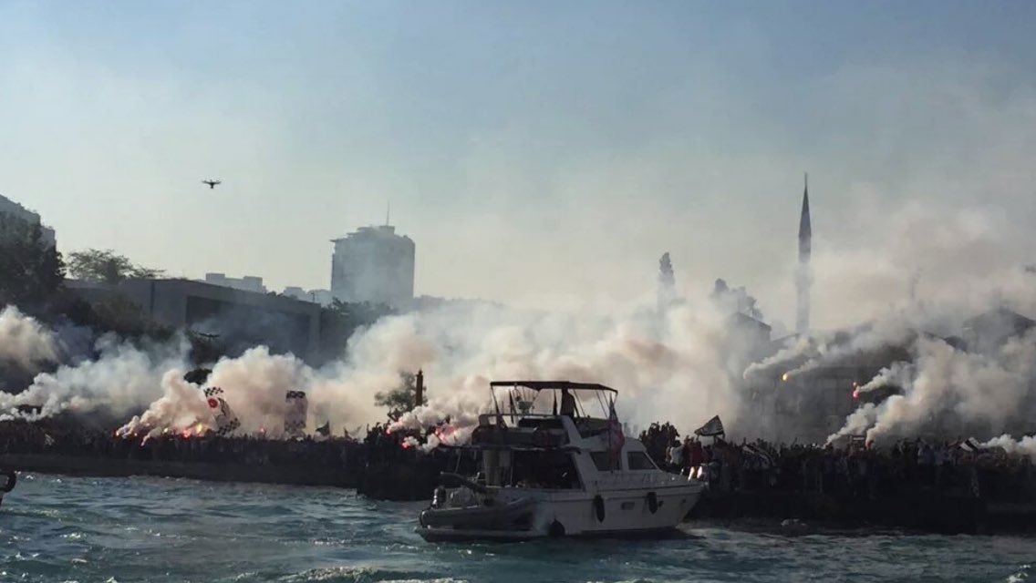 Şampiyonluk Kutlaması Öğretelim Diyen Renklilere,
Şampiyonluk Nasıl KutlanırÖğretiyoruz.
İSTANBULUN SAHİBİ BİZİZ