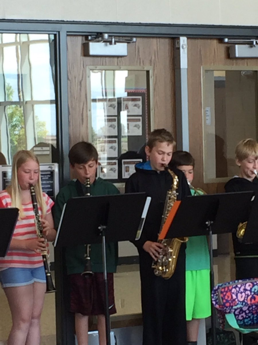 learningrocks5's tweet image. Entertainment at lunch today. Awesome! #RCTopDogs #RCLearns #RCProud