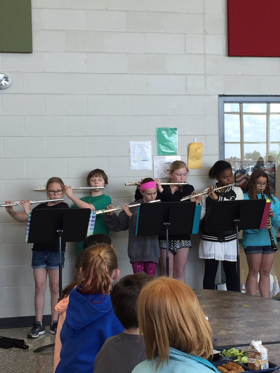 learningrocks5's tweet image. Entertainment at lunch today. Awesome! #RCTopDogs #RCLearns #RCProud