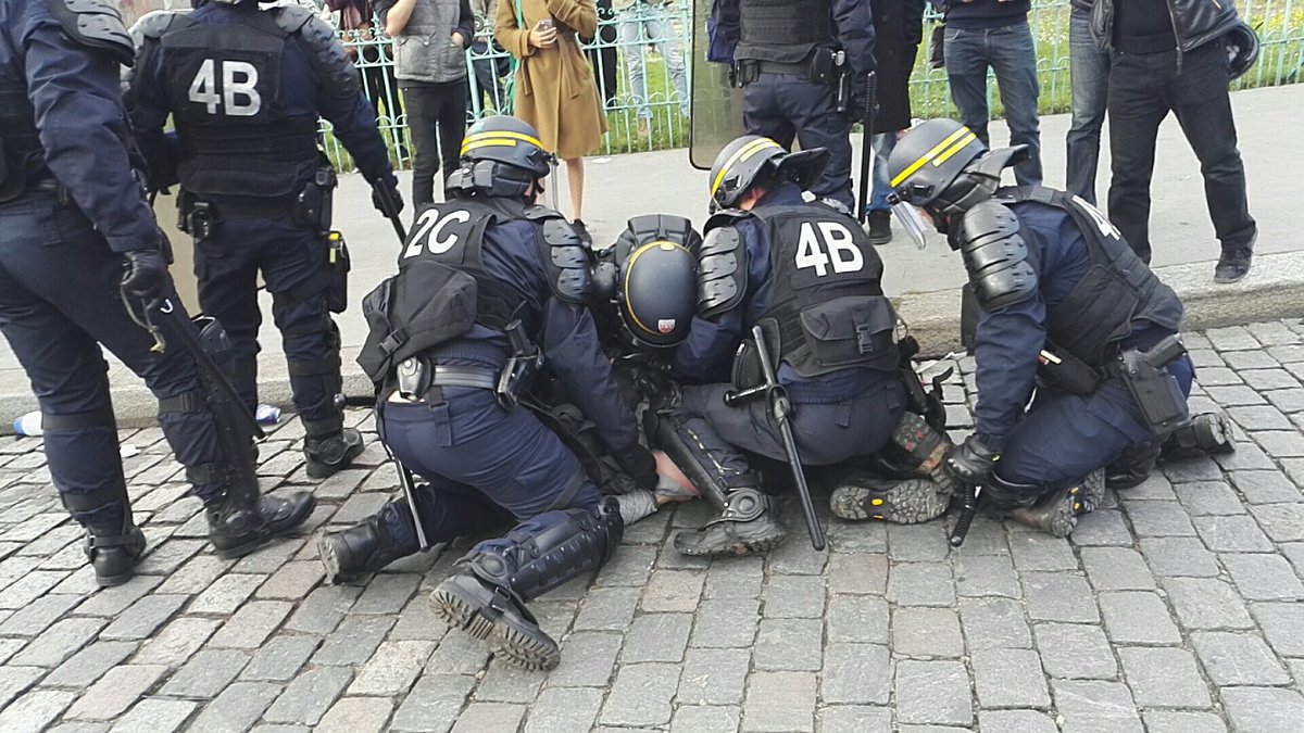 RemyBuisine's tweet photo. Interpellation musclée en fin de #manif19mai à Place d'Italie. #LoiTravail https://t.co/ab1qbCp9FA