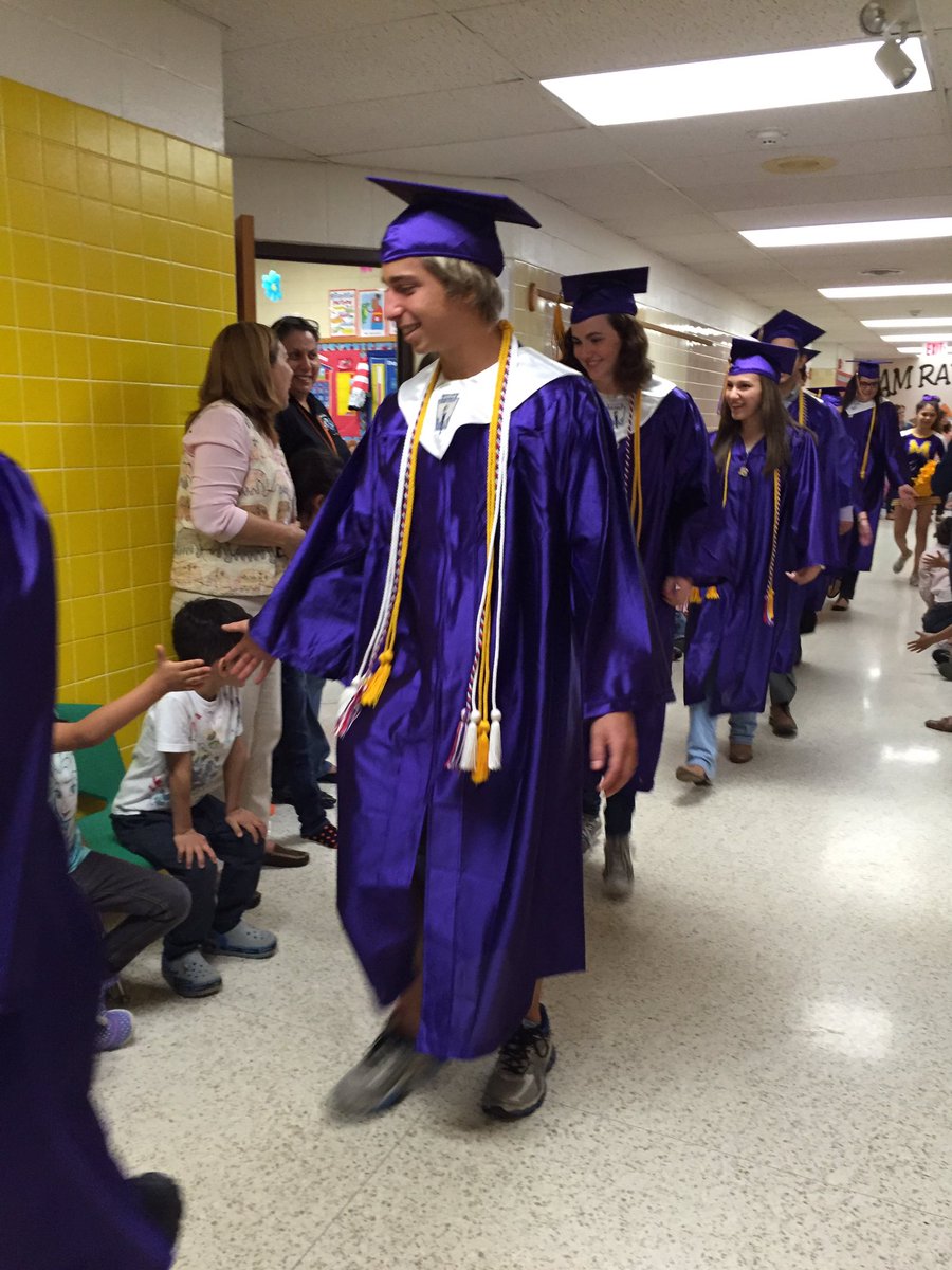 MrsEAlaniz's tweet photo. One last walk in our Rayburn Halls! Top 10% McHI 2016 graduates! @Rockets120 #McAllenISD #seniorwalk https://t.co/N7y9cfiiBi