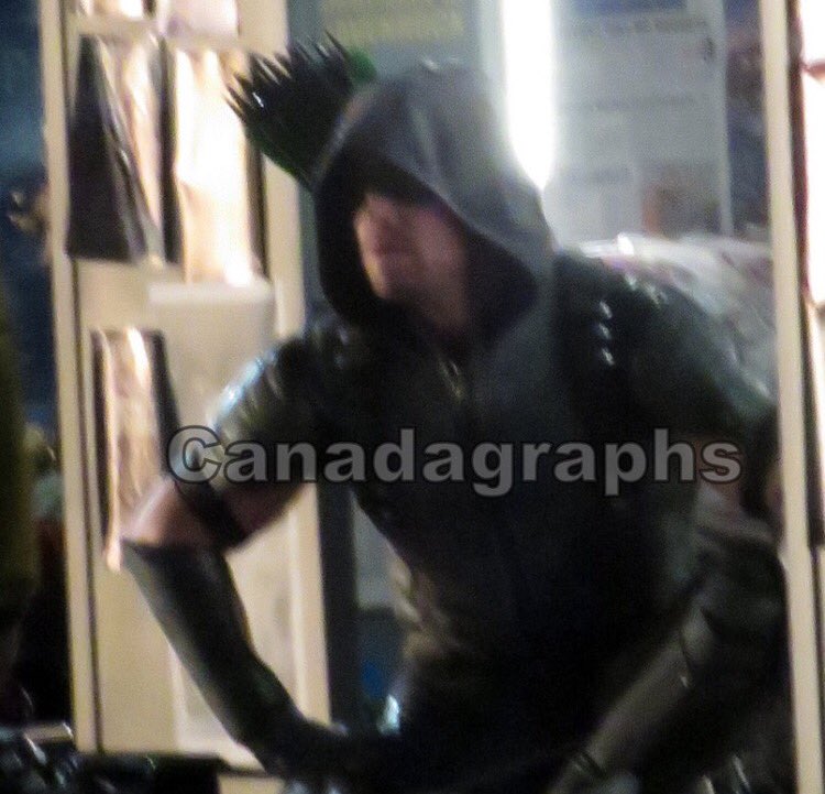ArrowUpdates's tweet photo. 📷 - Stephen Amell sur le tournage du 4x23 : https://t.co/X2cCy9Ki7O