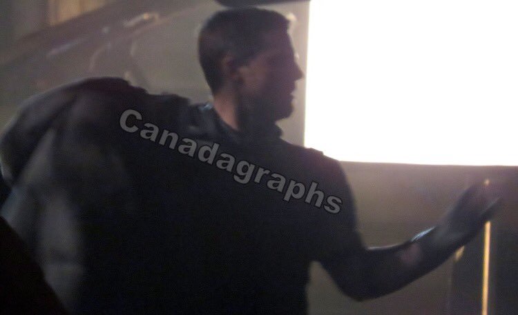 ArrowUpdates's tweet photo. 📷 - Stephen Amell sur le tournage du 4x23 : https://t.co/X2cCy9Ki7O