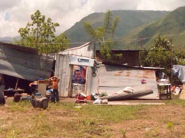 venezolanoenpie's tweet image. Encuentre las 7 diferencias
Casa de gobernador chavista
Casa de votante chavista