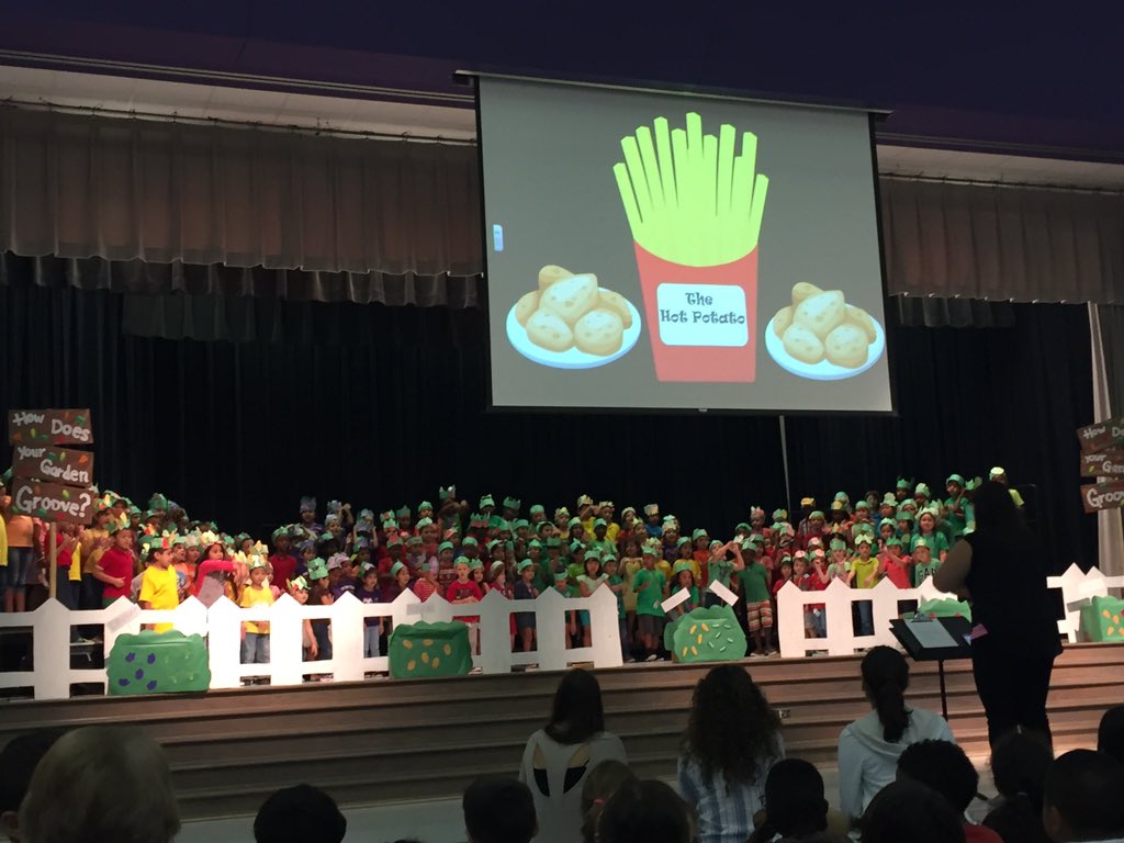 Enjoying the kinder musical! #mreALLin @valerieshughes