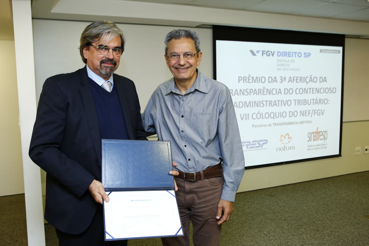 Mazzoni, presidente do Tate, recebe o prêmio da FGV Evolução da Transparência em nome da Sefaz-PE.