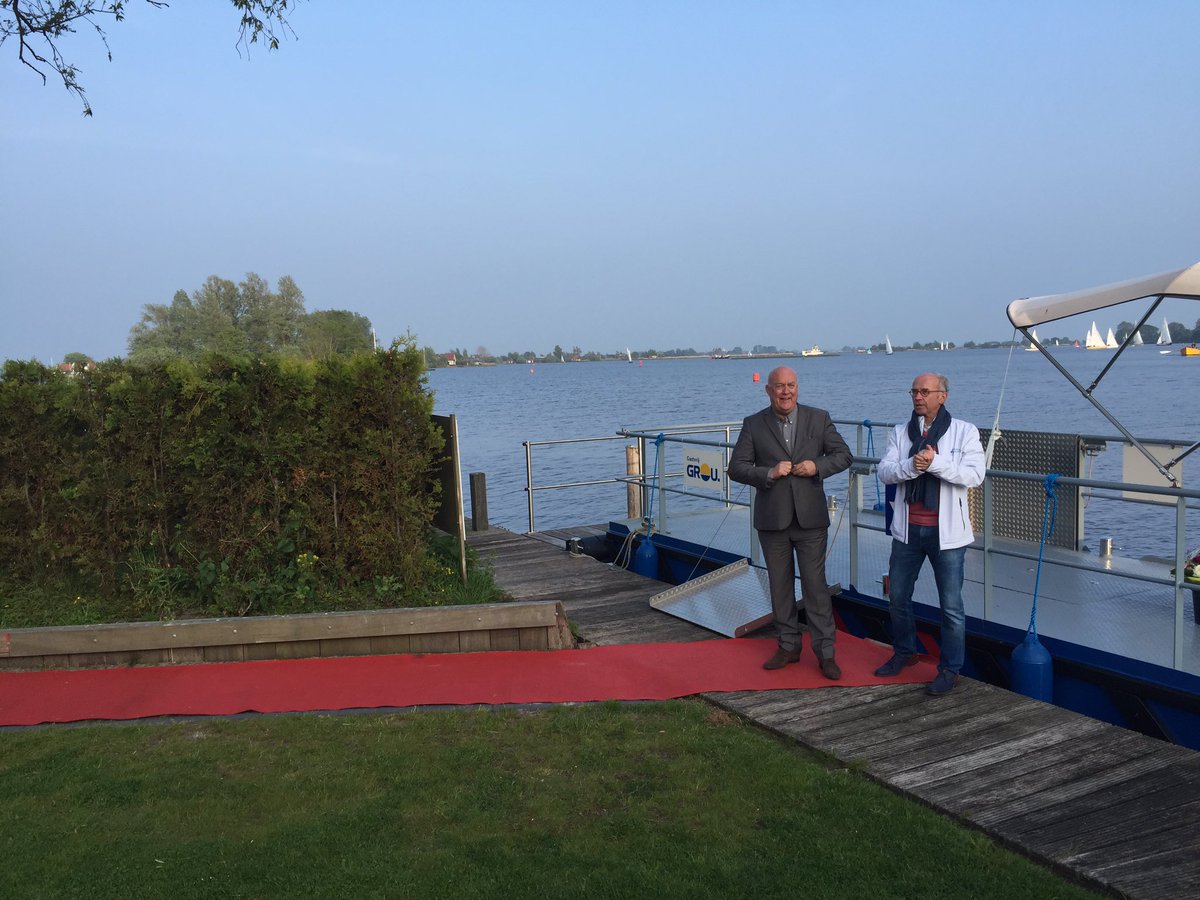 De rode loper wordt letterlijk uitgerold door Henk Deinum met de opening van het pont #zonniggrou <a href="/devrijheidgrou/">Melle - Hanny Bakker</a>