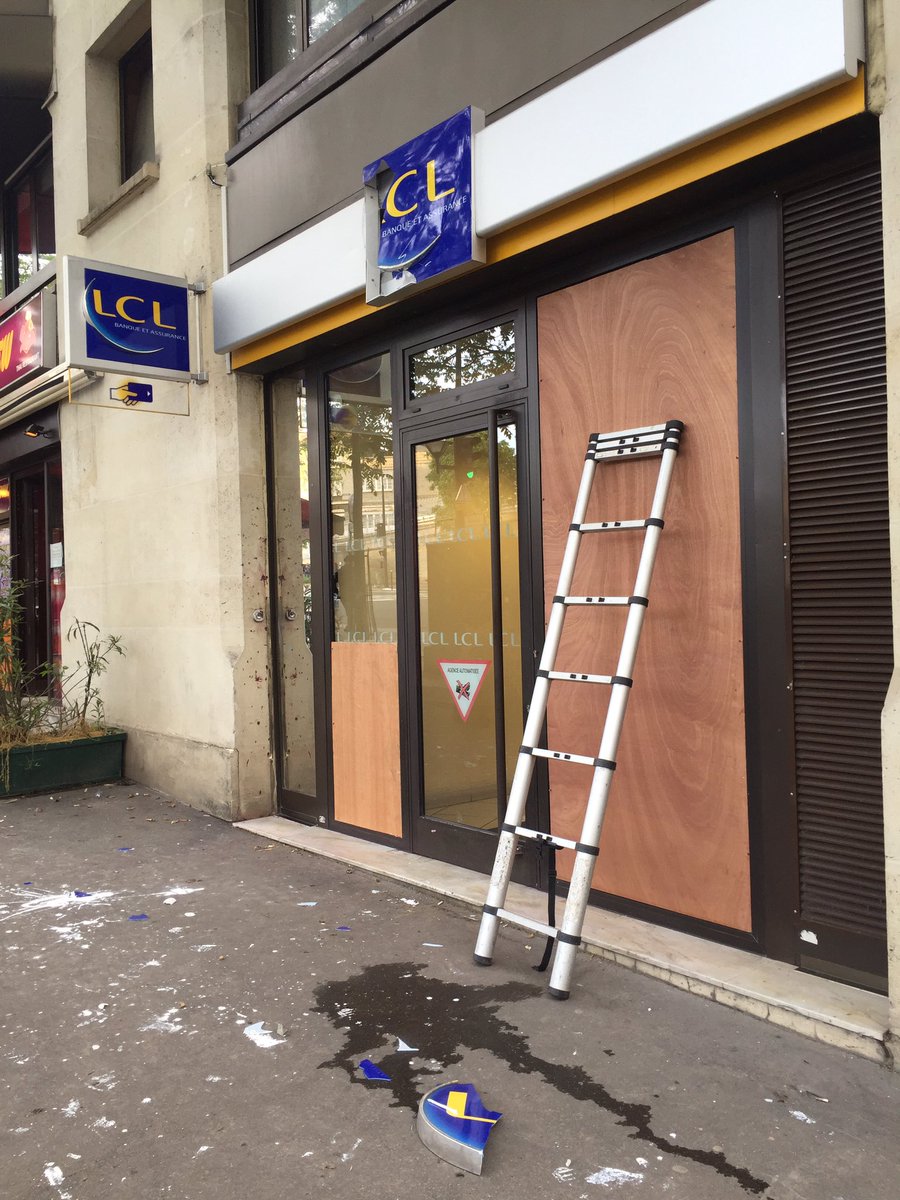 RemyBuisine's tweet photo. Le monde de la finance, l'ennemi déclaré pour certains manifestants.

#manif19mai #LoiTravail #Paris https://t.co/QuNT7NbC2E