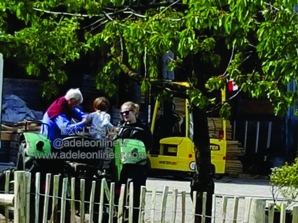 adeleonlinebr's tweet image. FOTO: Adele e Angelo ontem (18), Juckerhof - Jucker Farm, Seegräben, Suíça..