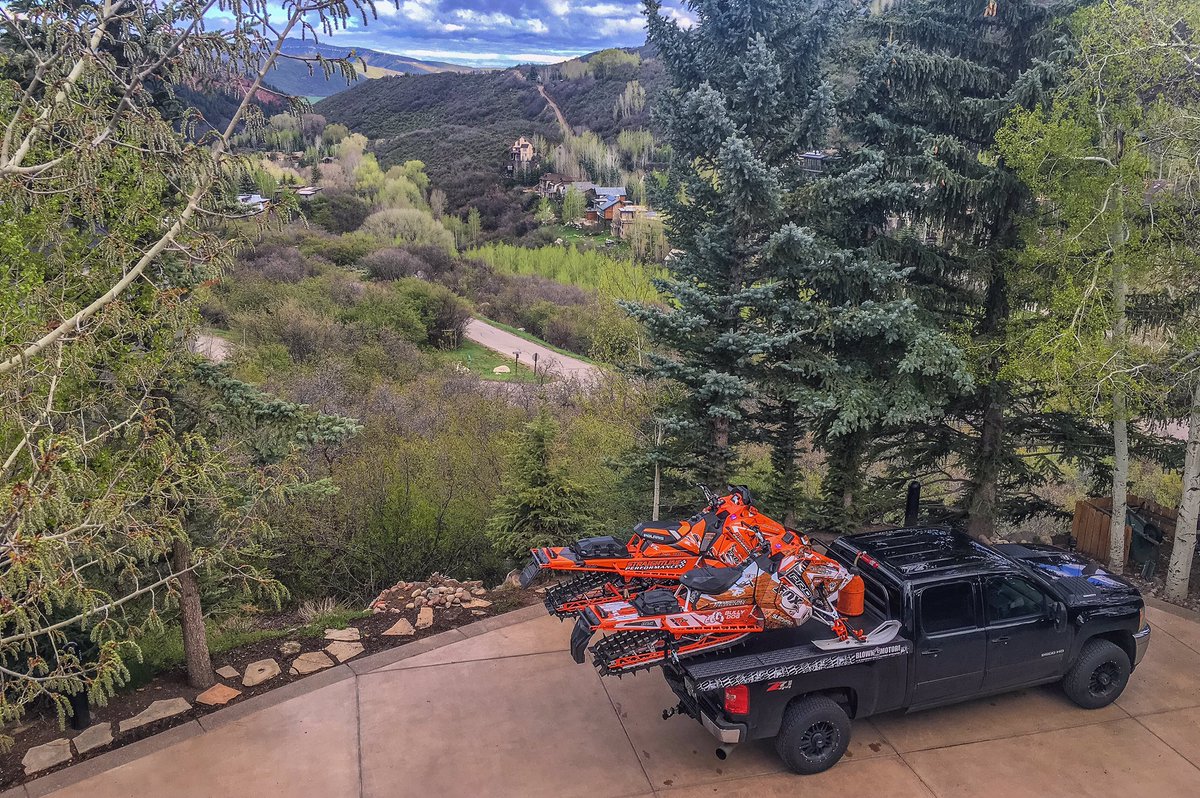 PolarisSnow's tweet photo. The crew isn't ready to call it quits.
#SearchForSnow #SledAllYear ๐ธ: @df36 https://t.co/kXNKgVw2i8