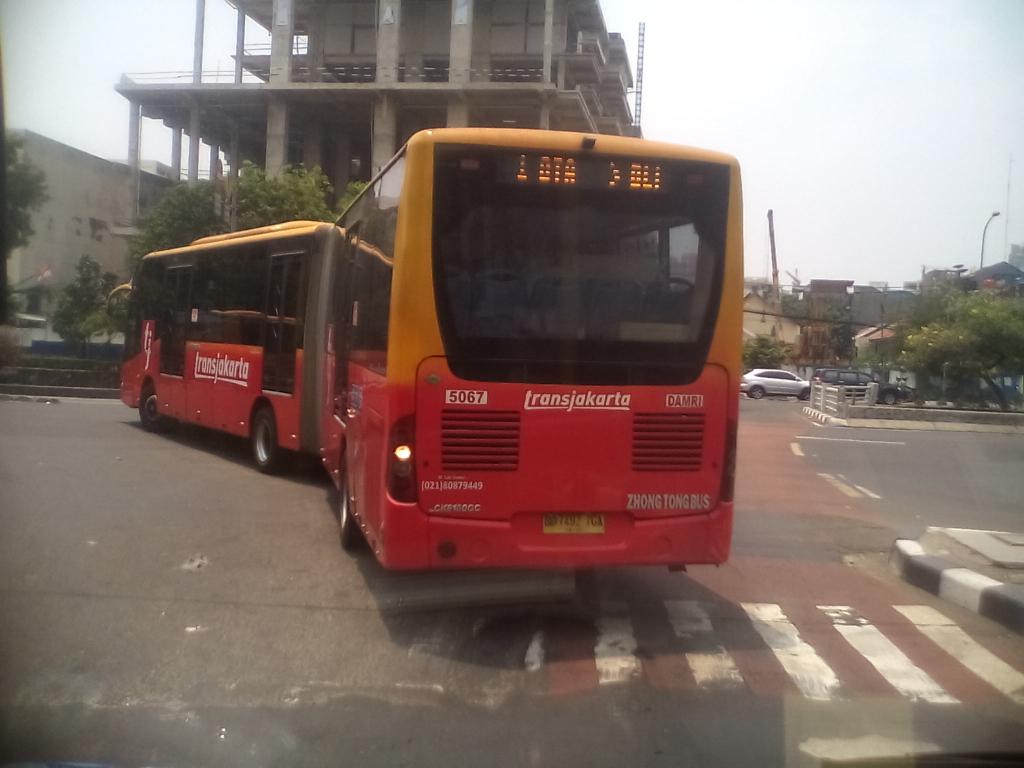 PBTransJ1's tweet image. "bis aja punya gandengan, masa mimin nggak" hadeeeeh ngilu euy kata katanya masa kalah sama bis ^_^ #AyoNaikBusway