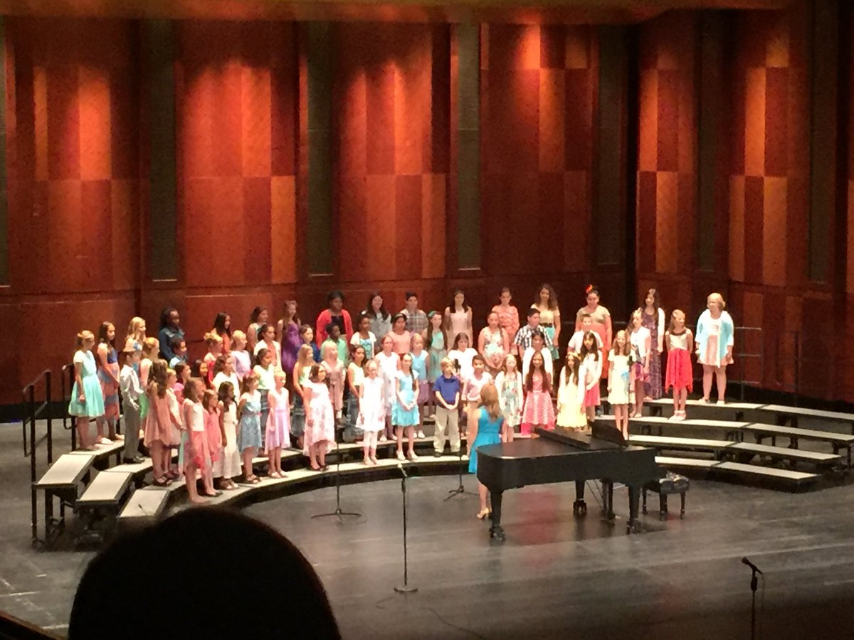 Parkview_Elem's tweet image. The Musical Mavericks rockin' the Bass Hall stage! #parkviewrocks #emsproud