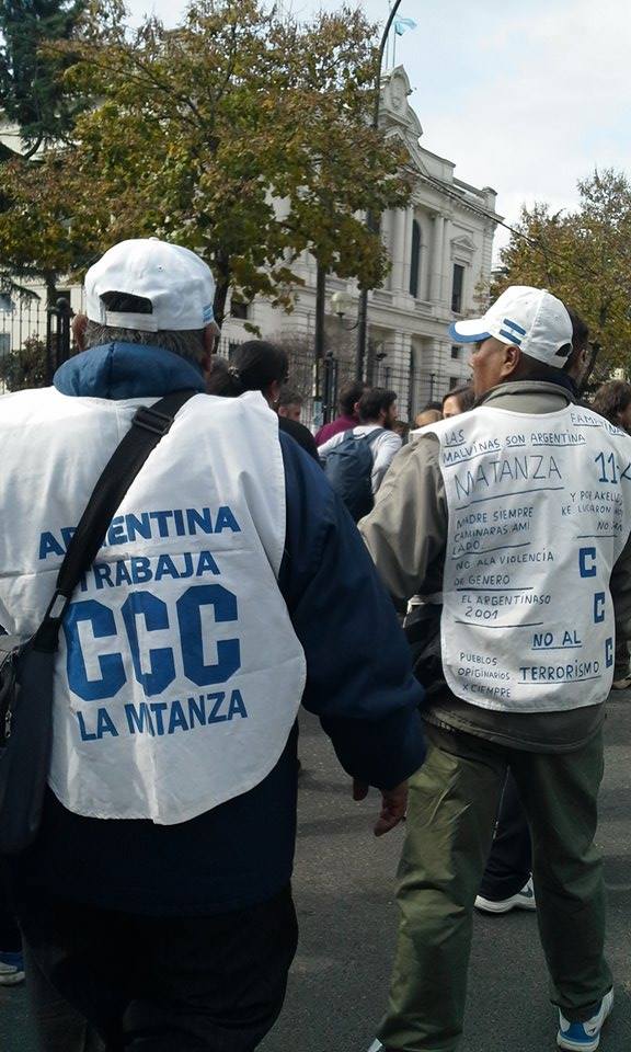 PTP_LaPlata's tweet photo. #UnidadDeLosTrabajadores | Masiva marcha de trabajadores en las calles platenses. ¡No queremos ajuste! https://t.co/dcEUtcypVl