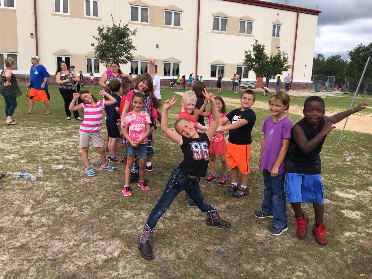 MsViverito's tweet photo. First grade picnic fun! #CREpups @CRE_Ridgebacks https://t.co/Cvl22K4q0o