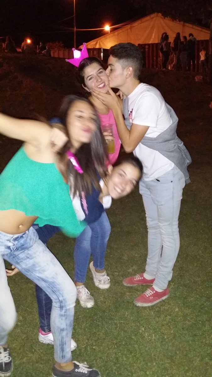 miguel_cm266's tweet photo. Enhorabuena primaaaas @luciacg98 @MartinezCortes5   🎓📚 https://t.co/CxZAFS7TON