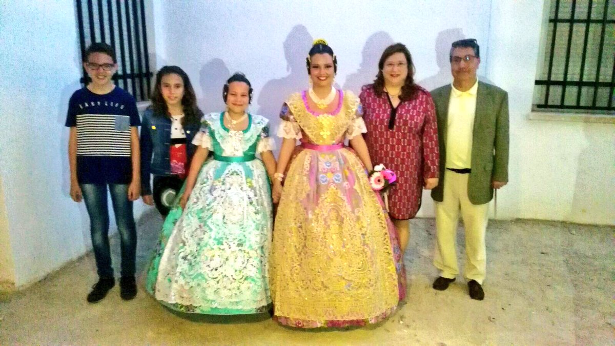 FallaBaixLaMar's tweet photo. Molta sort a Mar i Laura, candidates a FFMMDénia2017. Sou l'orgull del barri marítim, sou l'orgull de tot #BaixLaMar https://t.co/gvv47RcmEU