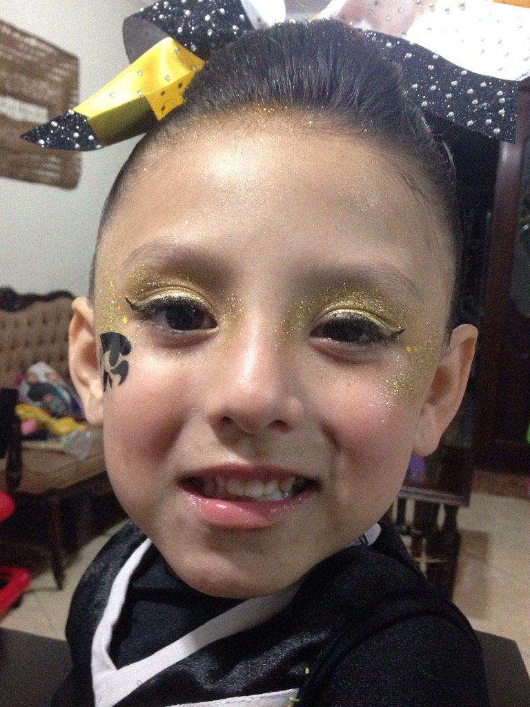 moraynna's tweet photo. Con la que mas peleo, la que menos se parece a mi, la que mas canas me saca, pero la amo, siempre mi princesa #av https://t.co/GGKhlmhxyB