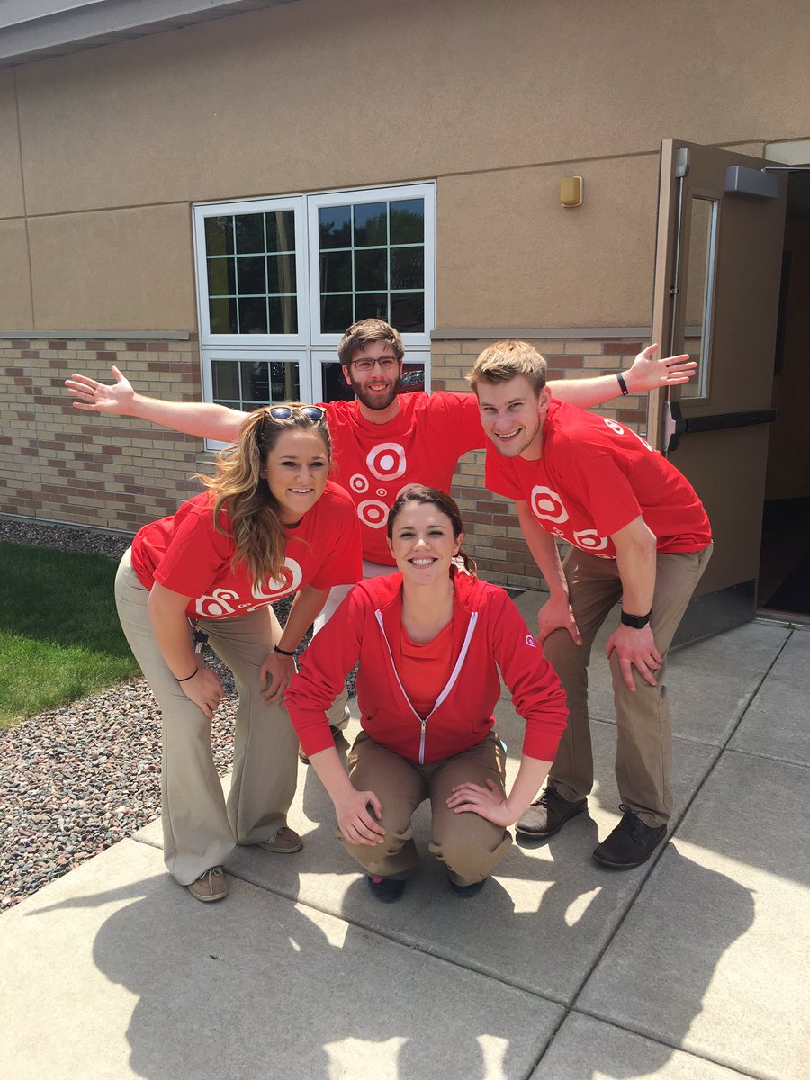 Volunteering today with my favorite team at Bolton House! <a href="/JoeWarner81/">Joe</a> @CristinErdman <a href="/TargetBuringa/">Tyler Buringa</a> <a href="/WRawdon/">Whitney Sand</a>