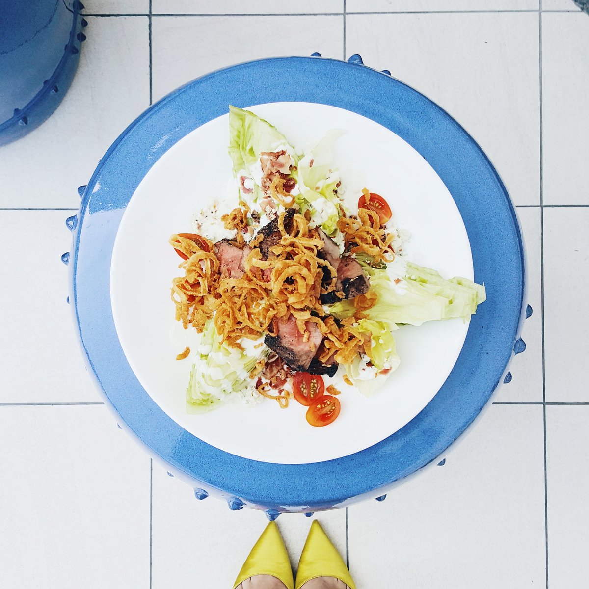 #Lunch in #socal #flair 💁🌞
•   •   •
#workinglunch #floelounge #steeak #greens #color #lifestyle #luxury #EAG