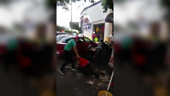 lasillarota's tweet photo. #VIDEO Da golpiza a franelero por no dejarlo estacionar   https://t.co/l977CdgVd1 https://t.co/zyf8P2ADbd