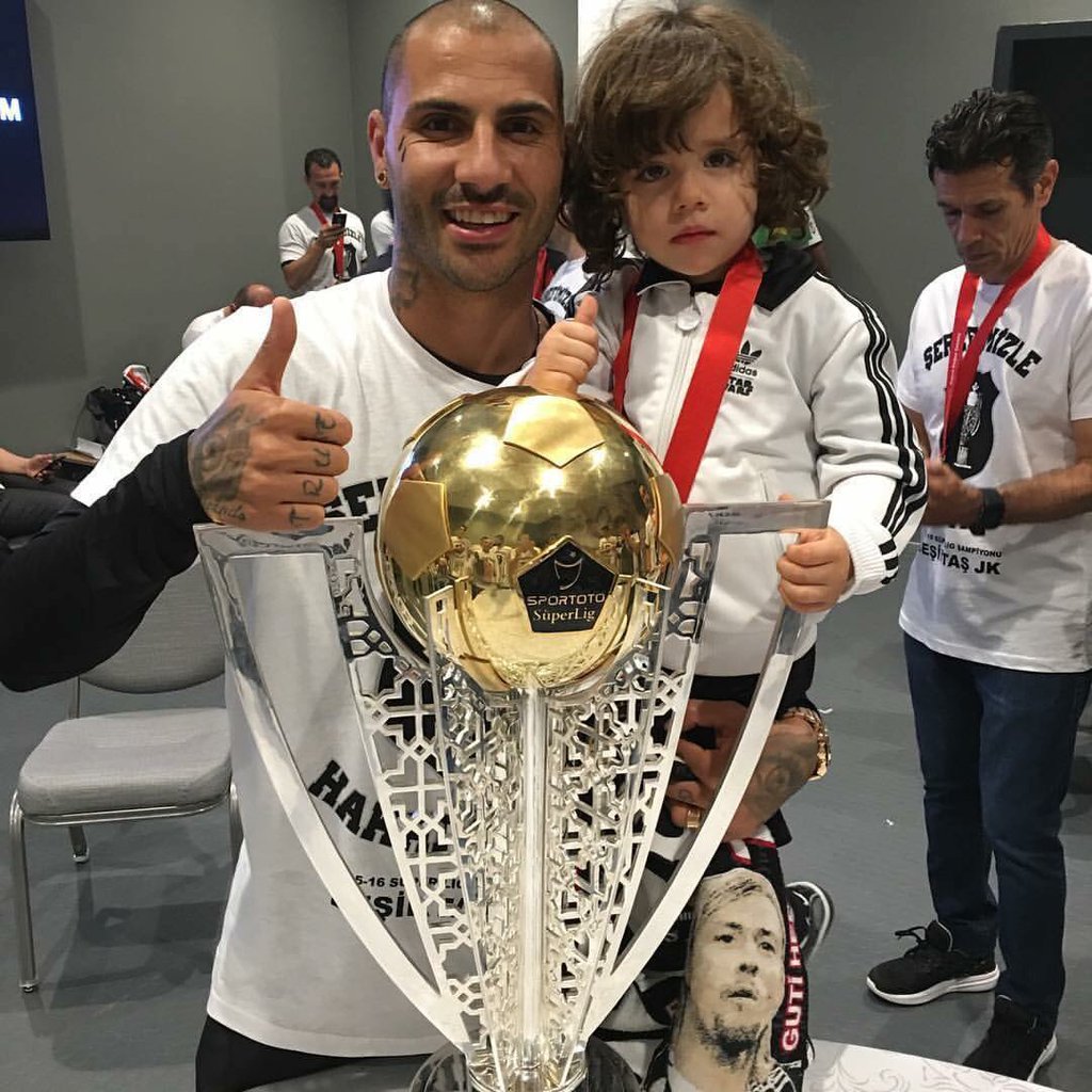 Feray1903's tweet photo. Hiçbir şeyi sevmedik inan senin kadar #Besiktas https://t.co/rQmJmazC0t
