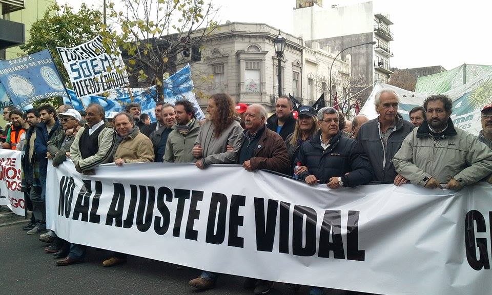 PTP_LaPlata's tweet photo. #UnidadDeLosTrabajadores | Masiva marcha de trabajadores en las calles platenses. ¡No queremos ajuste! https://t.co/UuWLGczhu8