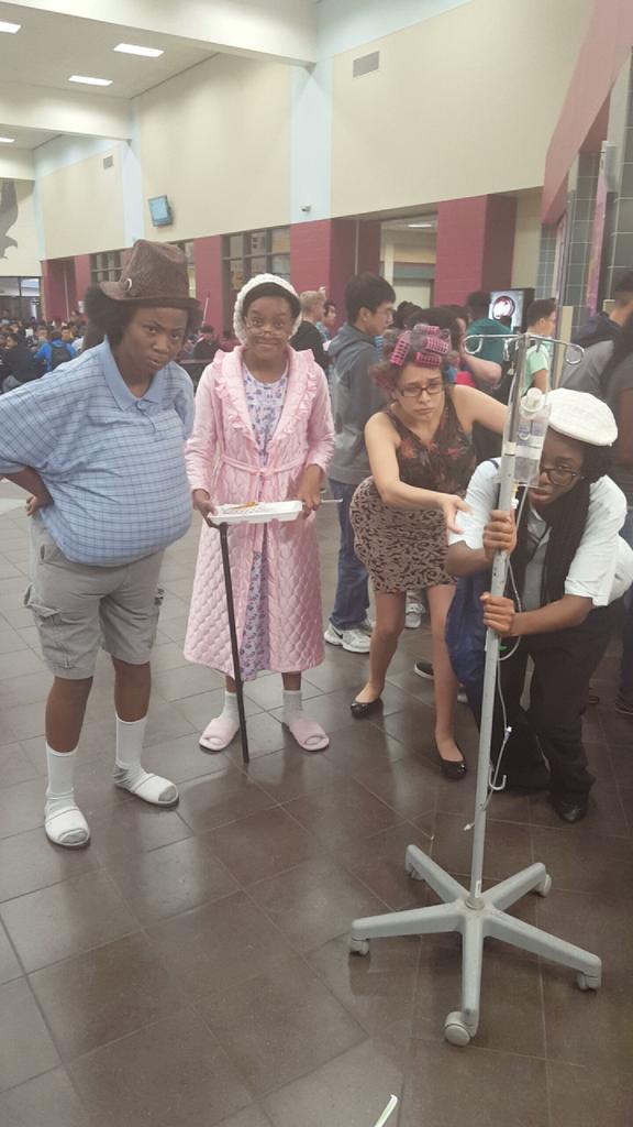 aracelmichii's tweet photo. #kfseniorweek #kfseniorcitizen 👴👵 https://t.co/VFGDL8j8tG