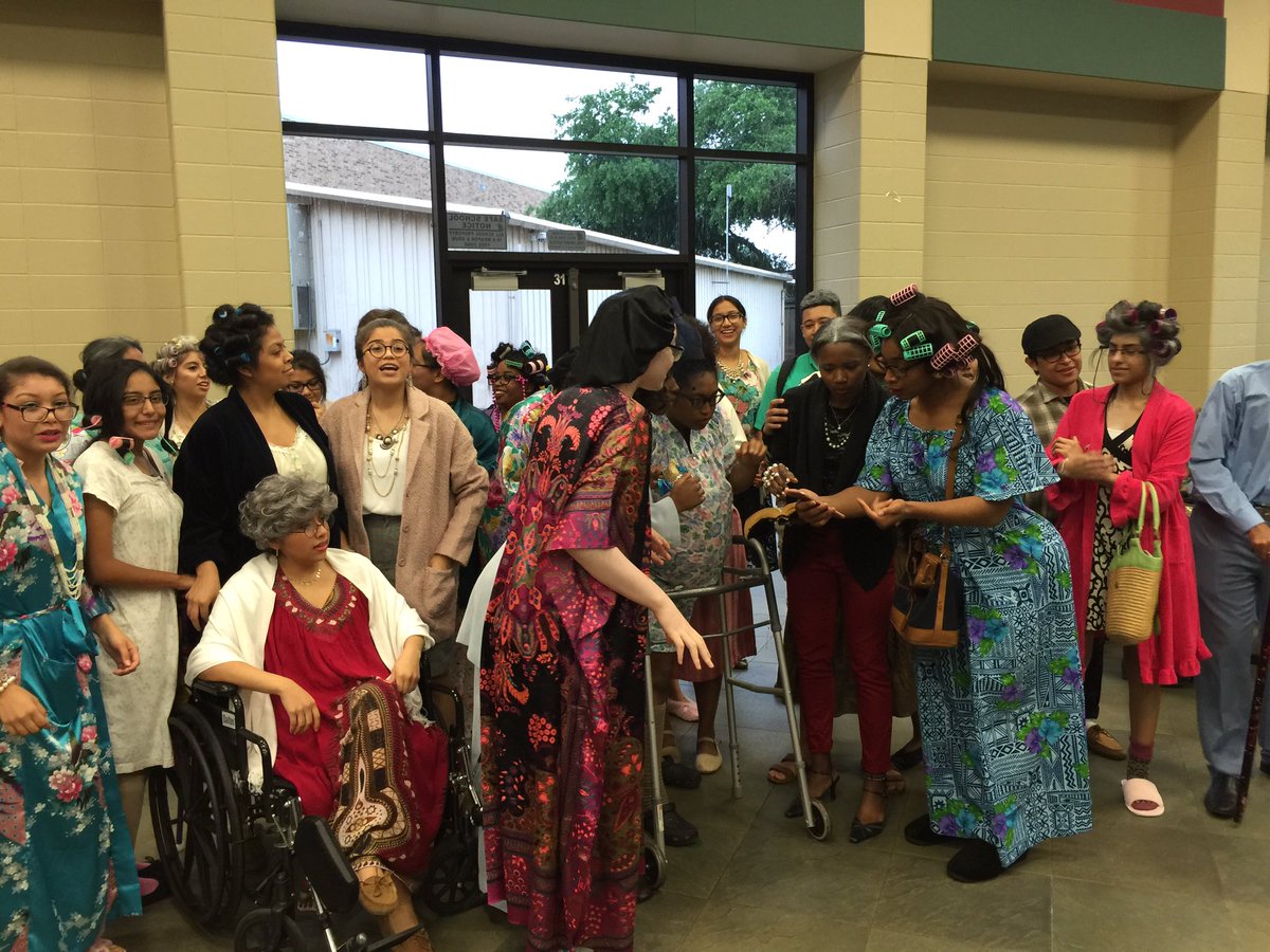 maribyvelez's tweet photo. & this is Class of 2016 for y'all #kfseniorweek 👵🏾 https://t.co/Pg56VD6I88