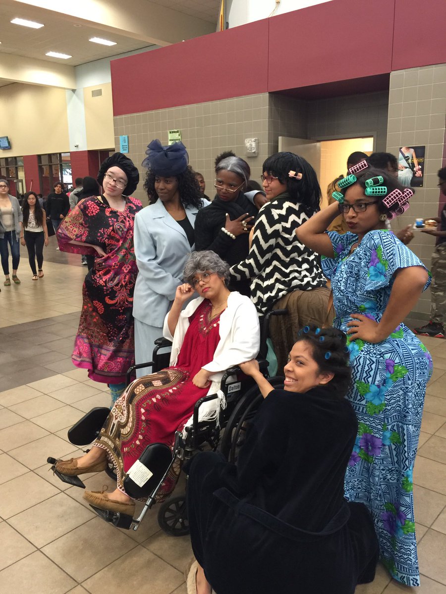maribyvelez's tweet photo. & this is Class of 2016 for y'all #kfseniorweek 👵🏾 https://t.co/Pg56VD6I88