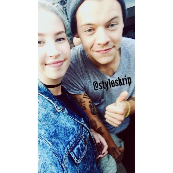 HarryUpdatesGER's tweet image. Harry heute mit einem Fan außerhalb seines Hotels! (19.05.16) #13