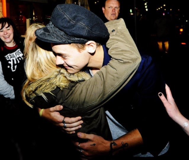 HarryUpdatesGER's tweet image. Harry gestern mit Fans außerhalb eines Restaurants! (18.05.16)