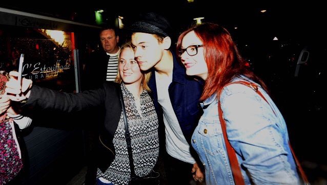 HarryUpdatesGER's tweet image. Harry gestern mit Fans außerhalb eines Restaurants! (18.05.16)