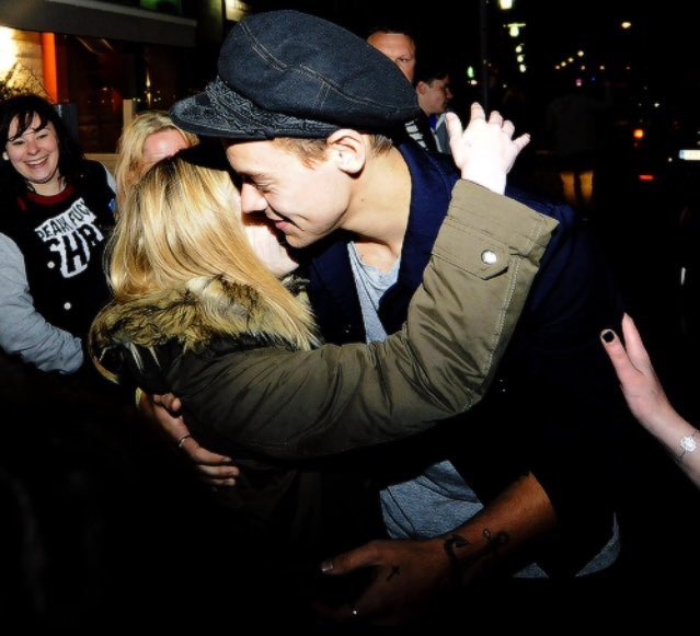 HarryUpdatesGER's tweet image. Harry gestern mit Fans außerhalb eines Restaurants! (18.05.16)