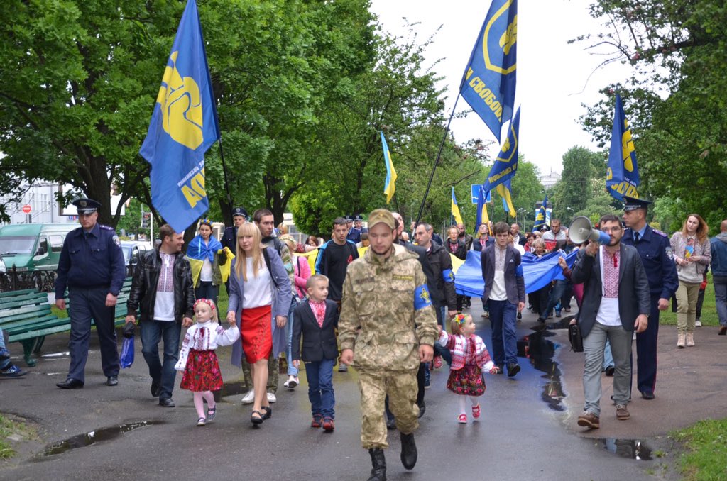 Марш у вишиванках в Чернігові.
facebook.com/svoboda.ch/pos…